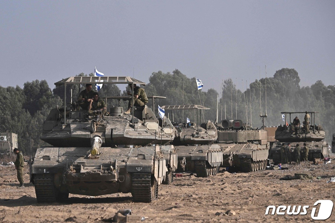 지난 24일&#40;현지시간&#41; 이스라엘의 장갑차가 가자지구 접경 인근을 지나는 모습. 2023.10.24. ⓒ AFP=뉴스1 ⓒ News1 정지윤 기자