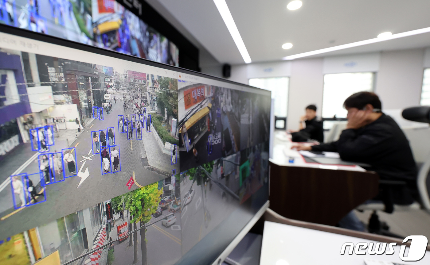 (서울=뉴스1) 박지혜 기자 = 26일 서울 마포구 CCTV통합관제센터 통합관제실에서 관계자들이 다중인파 밀집 지역인 홍대 인근에 인파 사고 예방을 위해 가동중인 인공지능(AI) …