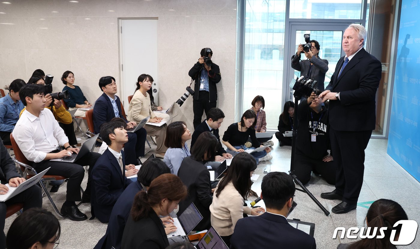 본문 이미지 - 인요한 국민의힘 혁신위원장이 26일 서울 여의도 국회 소통관에서 혁신위 인선 관련 기자회견을 하고 있다. 2023.10.26/뉴스1 ⓒ News1 송원영 기자