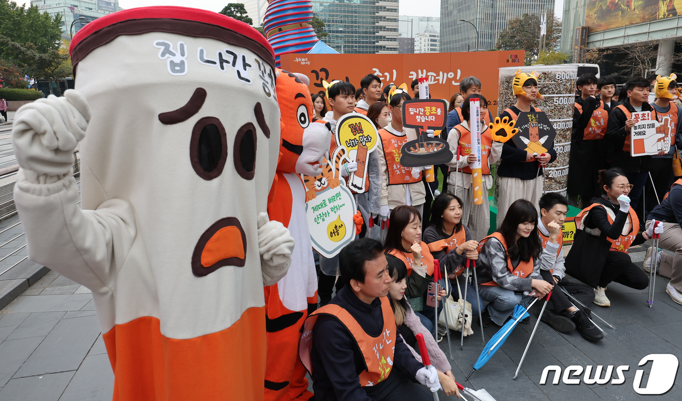 (서울=뉴스1) 김도우 기자 = 26일 서울 중구 청계광장에서 '담배꽁초 없는 서울 만들기-꽁정당당 서울'을 주제로 열린 담배꽁초 줍깅(걸으면서 쓰레기 줍기) 캠페인에서 참가자들이 …