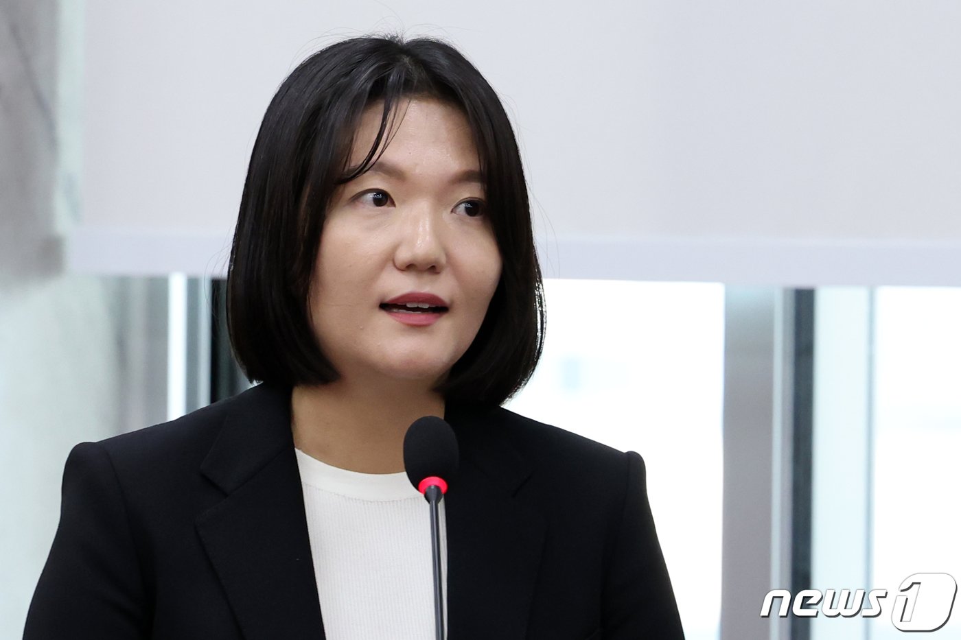 본문 이미지 - 최수연 네이버 대표이사 사장이 26일 서울 여의도 국회에서 열린 정무위원회의 국가보훈부 등에 대한 종합국정감사에 증인으로 출석, 의원질의에 답하고 있다. 2023.10.26/뉴스1 ⓒ News1 황기선 기자