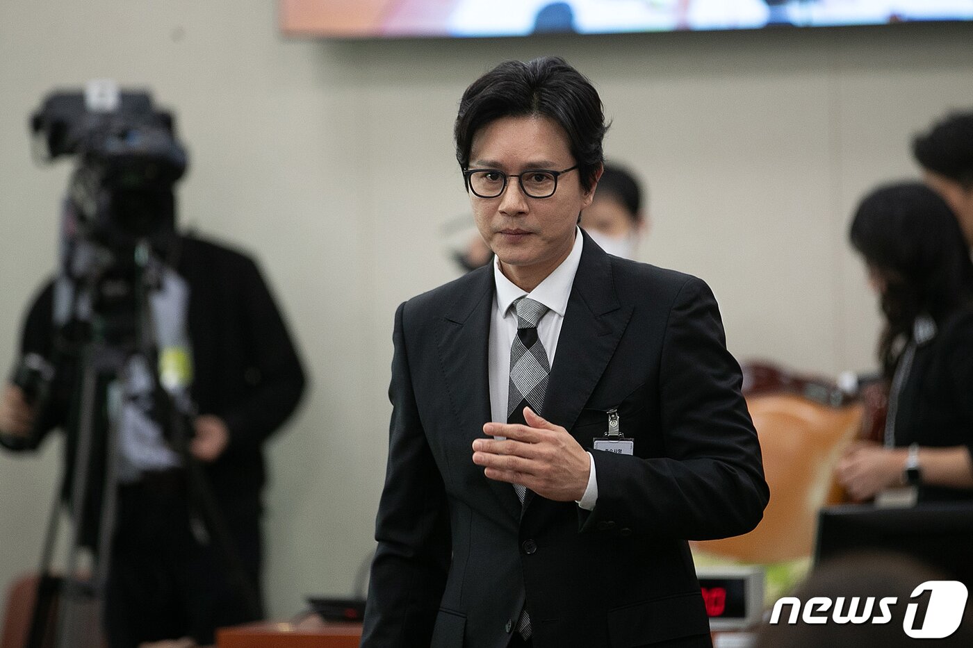 본문 이미지 - 김민종 KC컨텐츠 대표가 26일 오후 서울 여의도 국회에서 열린 산업통상자원중소벤처기업위원회의 산업통상자원부에 대한 종합감사에서 증인 선서문을 제출한 뒤 자리로 향하고 있다. 2023.10.26/뉴스1 ⓒ News1 이승배 기자