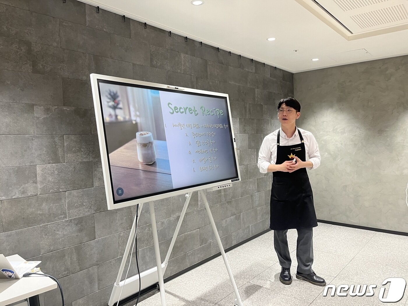 본문 이미지 - 스타벅스 19대 앰배서더 장광열 바리스타가 음료 제조 방법에 대해 설명하고 있다. ⓒ 뉴스1/신민경 기자.