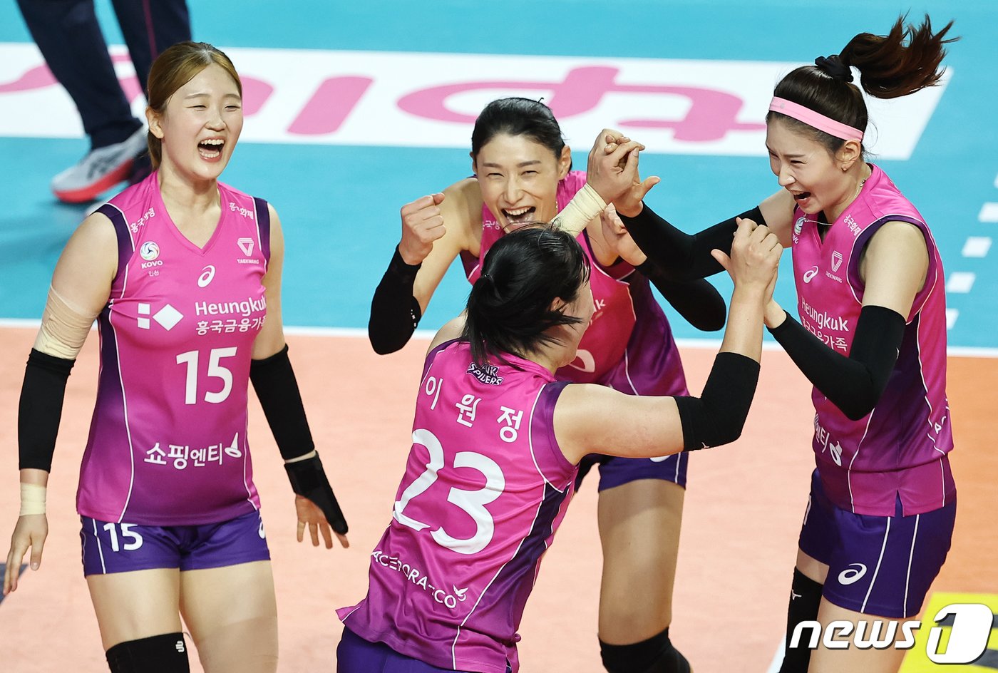 본문 이미지 - 26일 오후 인천 부평구 인천삼산월드체육관에서 열린 여자프로배구 ‘2023-2024 도드람 V리그’ 흥국생명과 정관장의 경기, 흥국생명 김연경이 2세트 득점에 성공한 뒤 동료들과 기쁨을 나누고 있다. 2023.10.26/뉴스1 ⓒ News1 김진환 기자