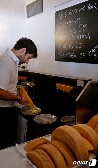 본문 이미지 - 치즈를 녹인 요리인 라클렛ⓒ News1 