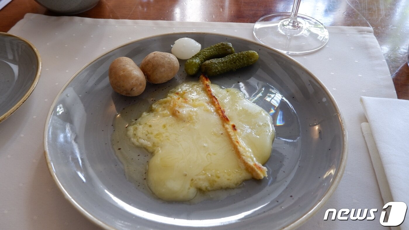 본문 이미지 - 보통 라클렛은 갓 녹인 치즈와 삶은 감자, 식초에 절인 피클과 양파(샬롯)와 함께 먹는다 ⓒ News1 