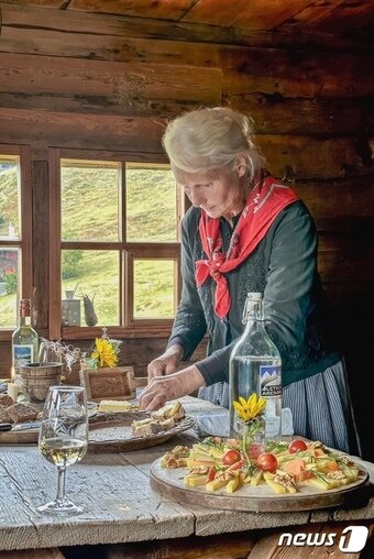본문 이미지 - 알파인 뮤지엄에서 체험객을 위해 직접 만든 치즈와 버터를 내어주는 현지인 가이드ⓒ News1 