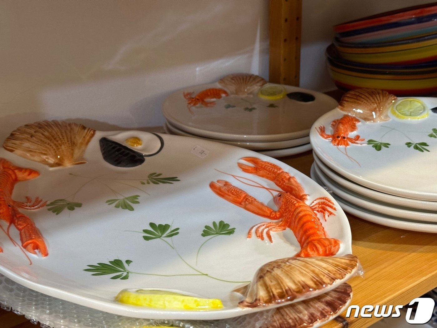 본문 이미지 - 골목 식료품 가게엔 귀여운 그릇도 다양하게 만날 수 있다ⓒ News1  