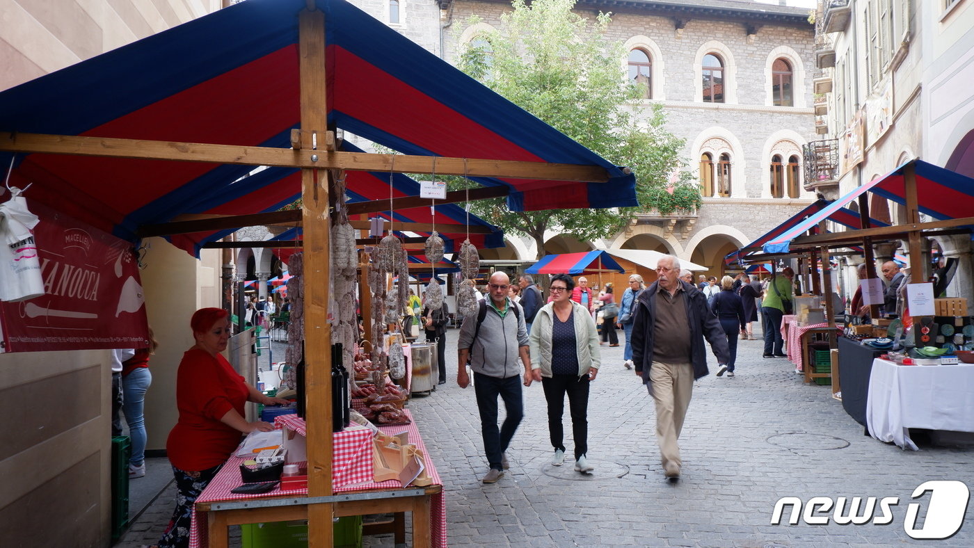 본문 이미지 - 벨린초나 토요 시장 ⓒ News1 