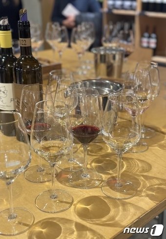 본문 이미지 - 와인 도서관에서 20종의 와인을 시음할 수 있다ⓒ News1 