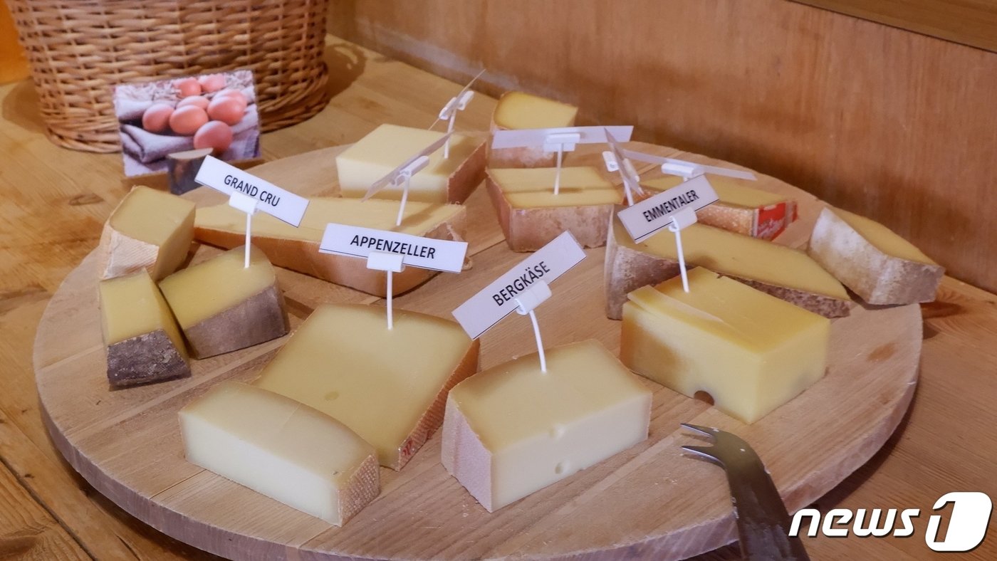 본문 이미지 - 알레취 아레나에 자리한 산장에선 아침에 다양한 현지 치즈를 맛볼 수 있다ⓒ News1 