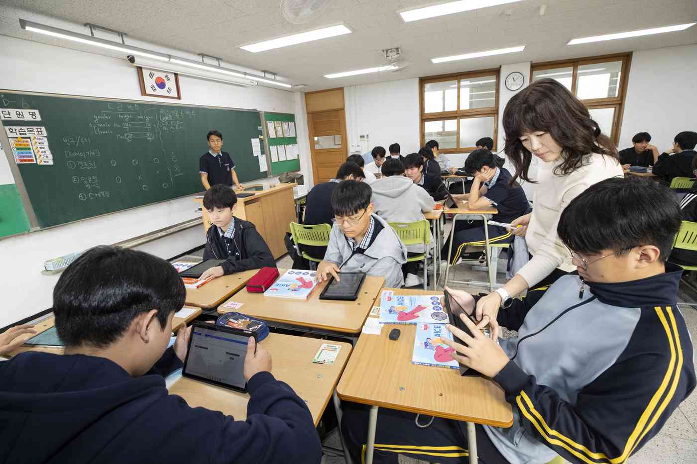 KT는 인공지능 활용자격 시험 '에이스'(AICE)를 정보 교과수업에 도입한 인천광역시의 상인천중학교와 'AICE 선도학교' 파트너십을 맺고 현판식을 진행했다고 27일 밝혔다.(KT 제공)