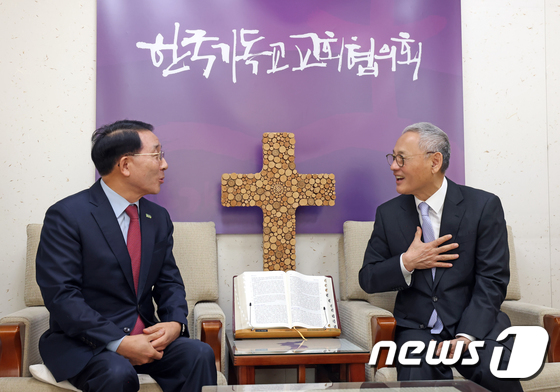 유인촌 장관, 김종생 한국기독교교회협의회 총무 예방
