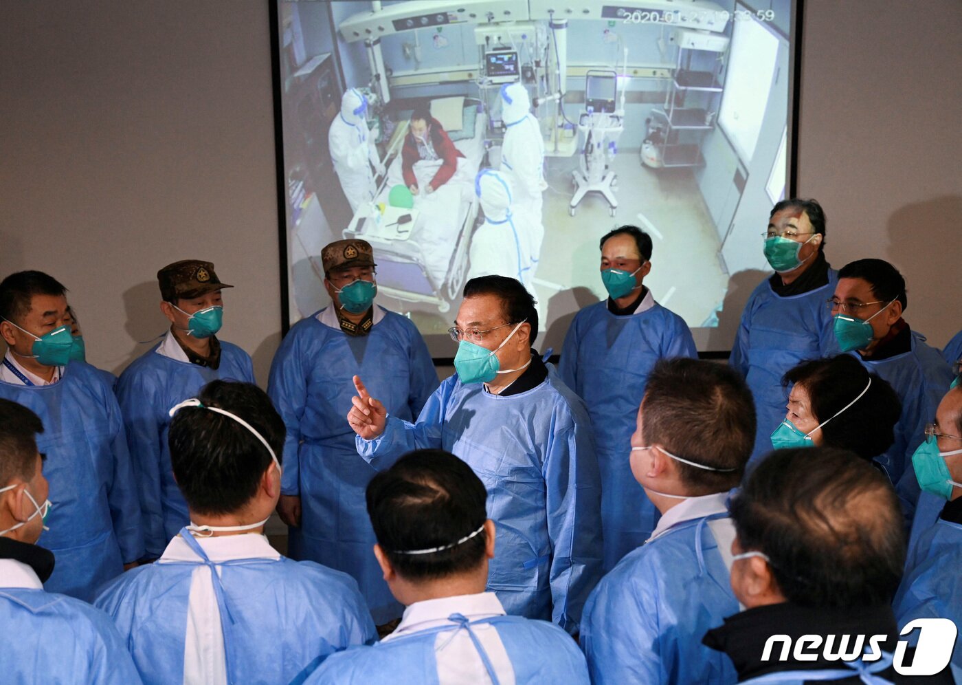 본문 이미지 - 리커창 전 중국 총리가 2020년 1월 베이징 지인탄 병원을 방문하는 등 코로나 방역을 진두지휘하고 있다. ⓒ 로이터=뉴스1 ⓒ News1 박형기 기자