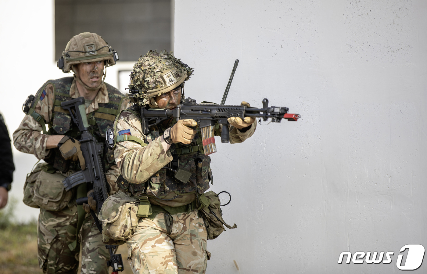 (서울=뉴스1) = 육군은 지난 23일부터 27일까지 강원도 인제 육군과학화전투훈련단에서 제1회 국제 과학화전투 경연대회를 진행했다. 영국군 장병들이 도시지역전투를 실시하고 있다. …