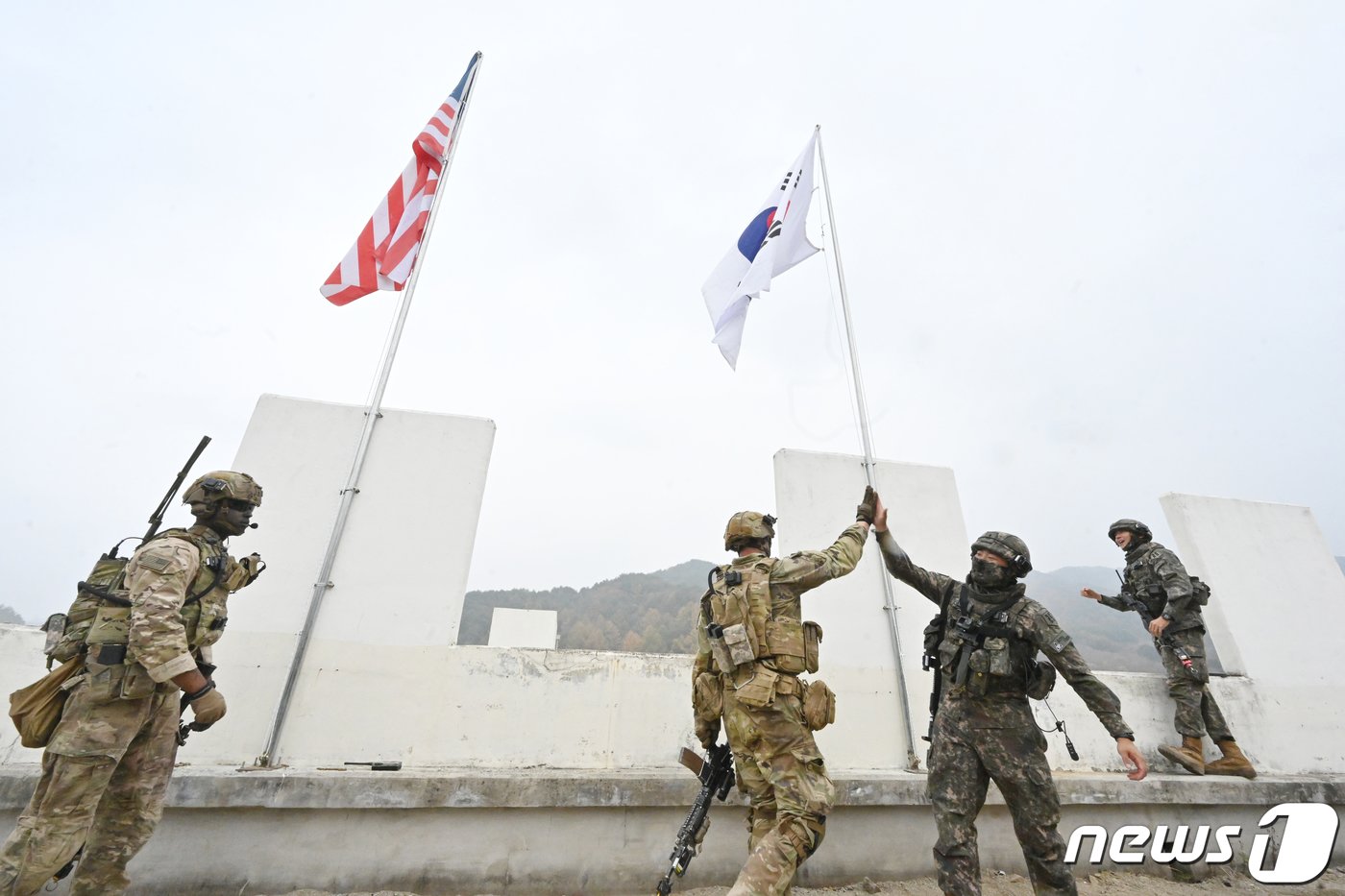 한미 연합TF 장병들이 태극기와 성조기를 함께 게양하고 있다. &#40;육군 제공&#41; 