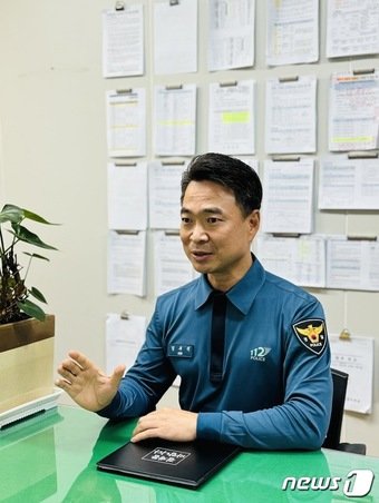 본문 이미지 - 김부석 송파경찰서 112치안종합상황실장이 지난 19일 뉴스1과 만나 인터뷰를 하고 있다.
