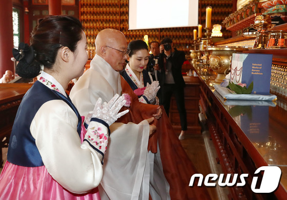 한국불교대표문헌영역본 봉정하는 진우 스님