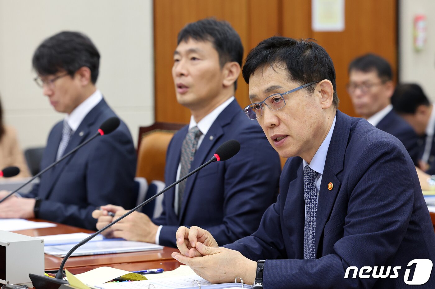 본문 이미지 - 김주현 금융위원회 위원장이 27일 서울 여의도 국회에서 열린 정무위원회의 금융위원회 등에 대한 종합국정감사에서 의원 질의에 답변하고 있다. 2023.10.27/뉴스1 ⓒ News1 황기선 기자