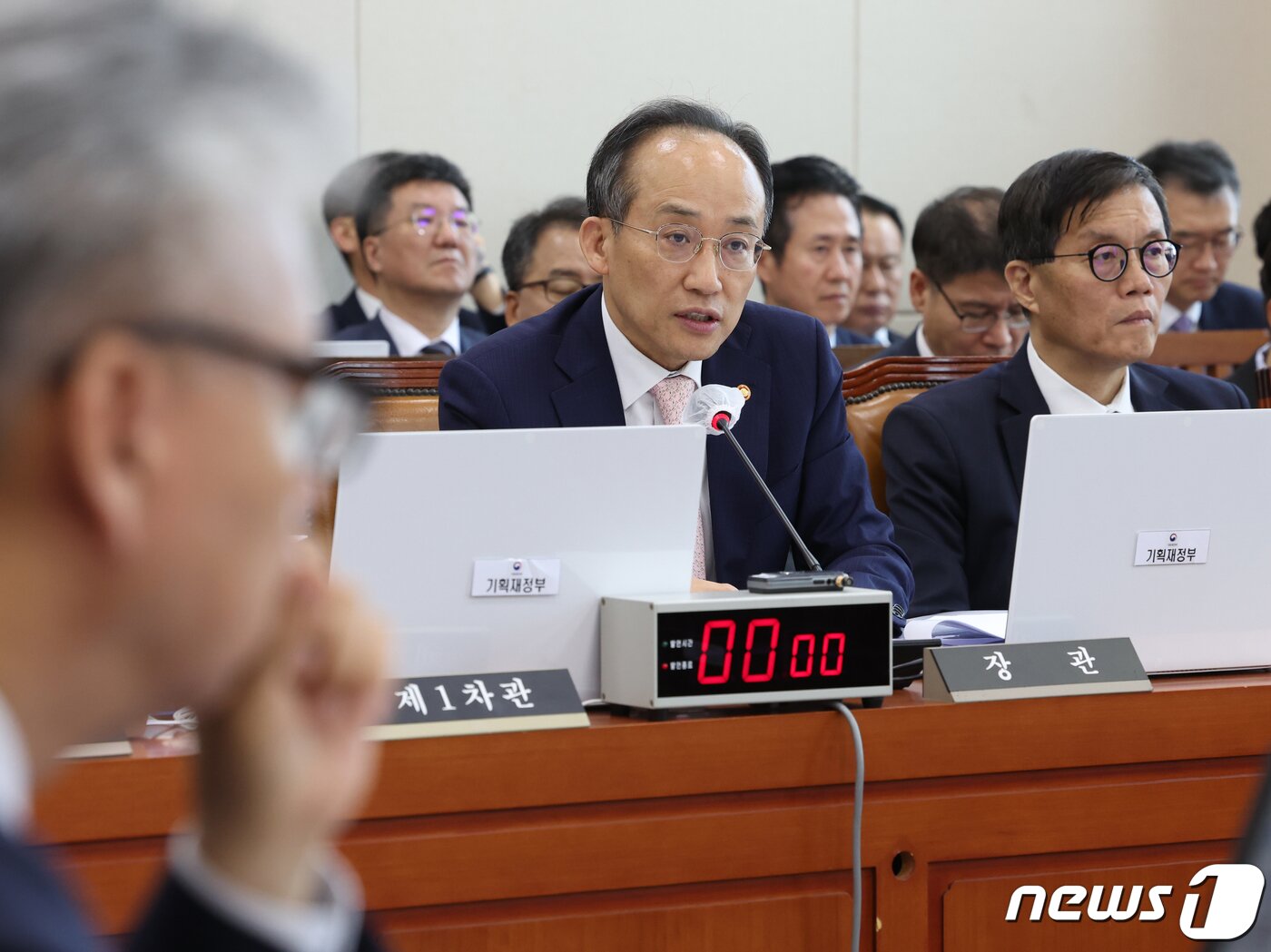 본문 이미지 - 추경호 경제부총리 겸 기획재정부 장관이 27일 서울 여의도 국회에서 열린 기획재정위원회의 기획재정부, 한국은행 등에 대한 종합감사에서 의원들의 질의에 답변하고 있다. 2023.11.27/뉴스1 ⓒ News1 송원영 기자