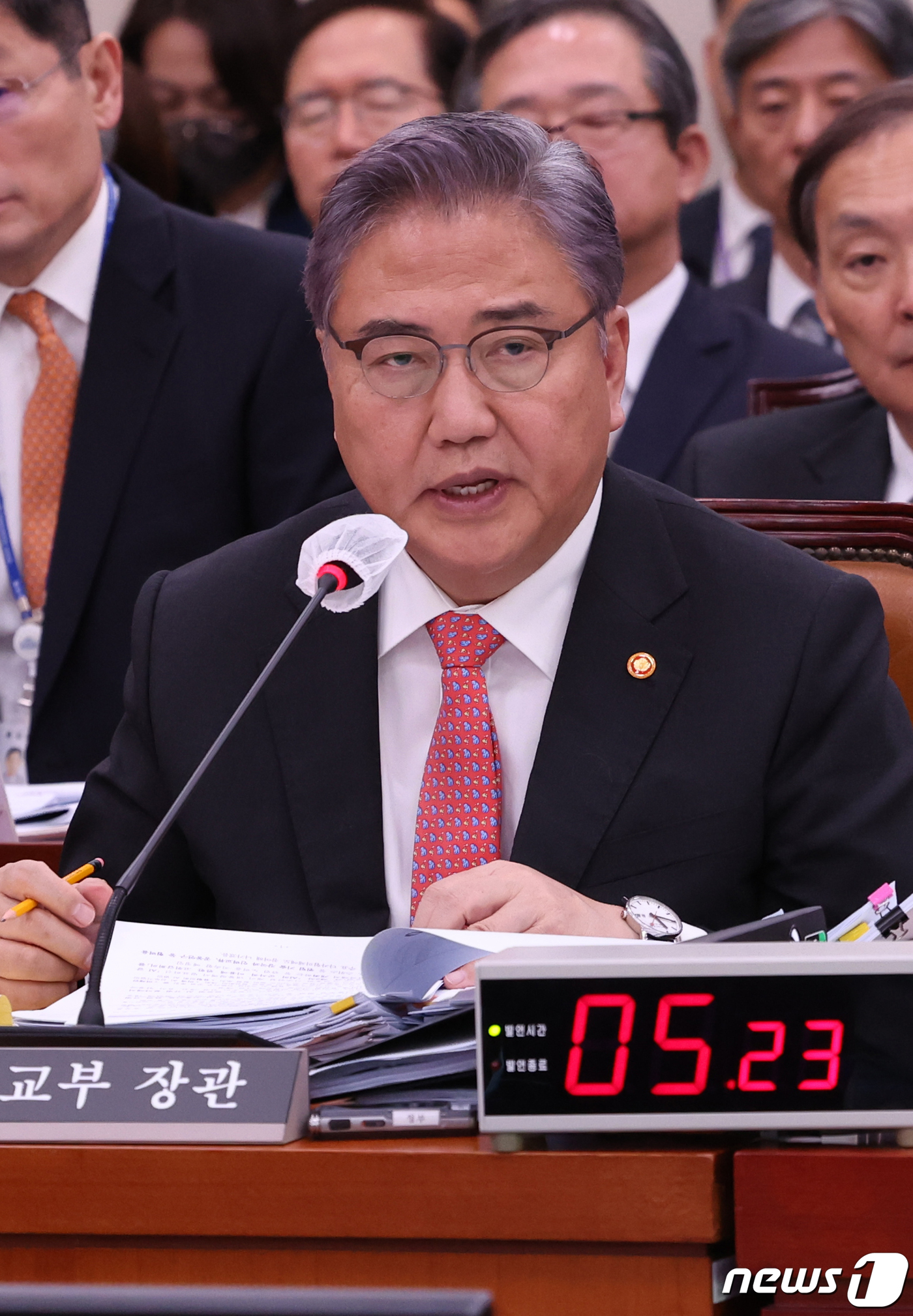 (서울=뉴스1) 송원영 기자 = 박진 외교부 장관이 27일 서울 여의도 국회에서 열린 외교통일위원회의 외교부, 통일부 등에 대한 종합감사에서 의원들의 질의에 답변하고 있다. 202 …