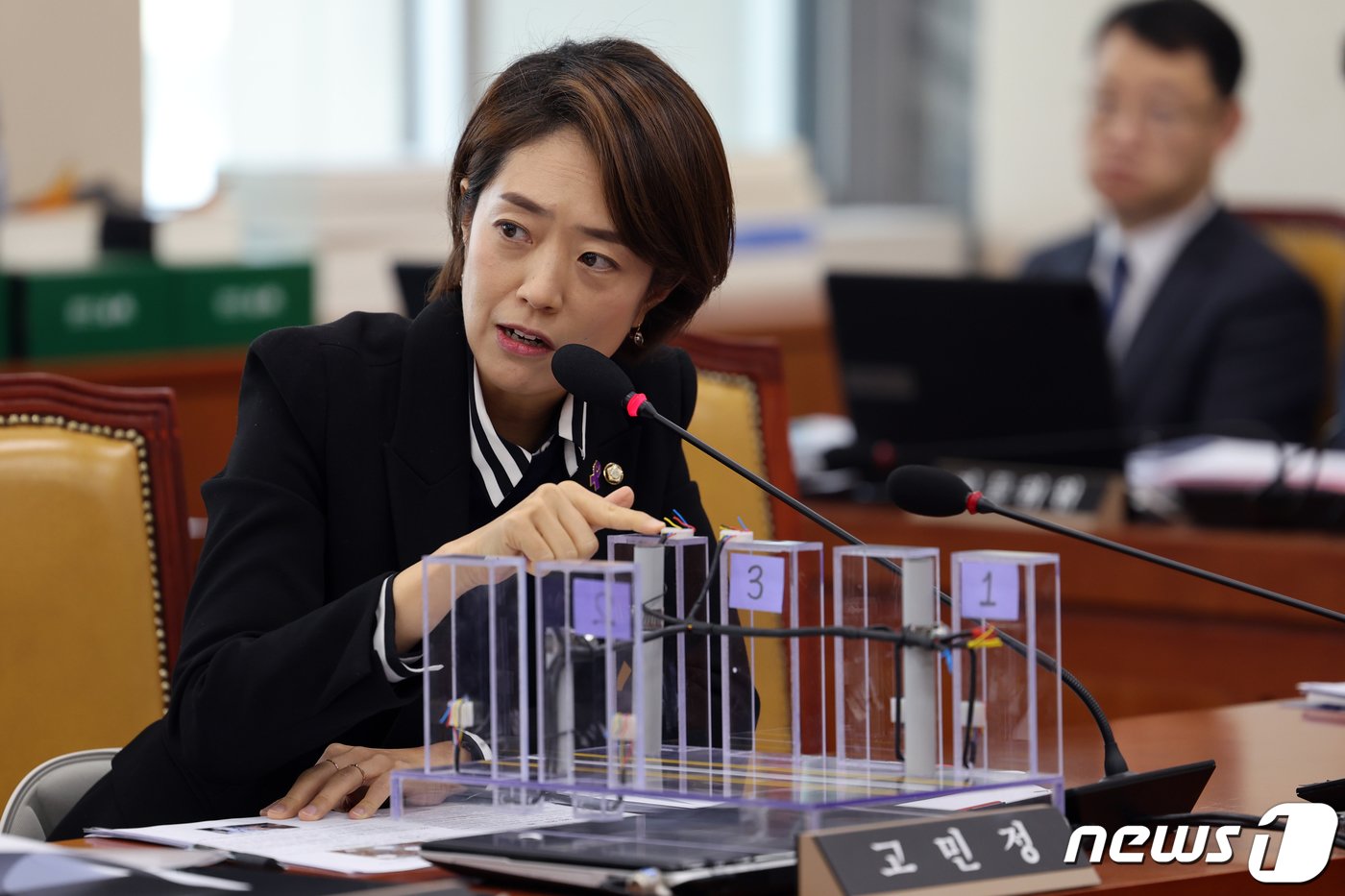 본문 이미지 - 고민정 더불어민주당 의원이 27일 서울 여의도 국회에서 열린 산업통상자원위원회의 과학기술정보방송통신위원회의 과학기술정보통신부 등에 대한 종합국정감사에서 이종호 과기부 장관에게 '공중 케이블' 관련 질의를 하고 있다. 2023.10.27/뉴스1 ⓒ News1 황기선 기자