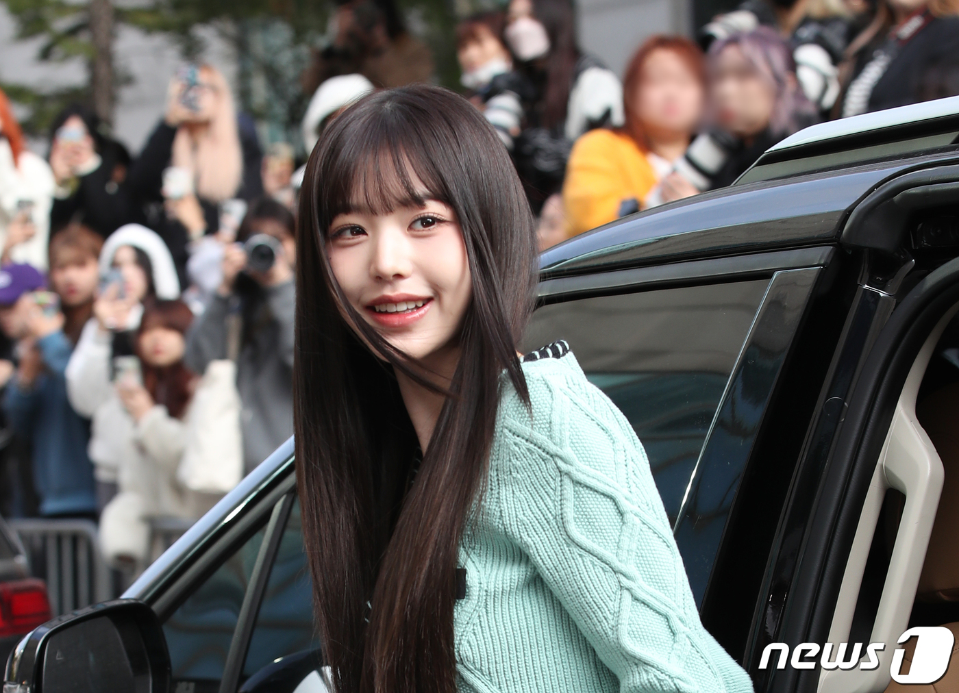 (서울=뉴스1) 권현진 기자 = 아이브 장원영이 '뮤직뱅크' 리허설을 위해 27일 오전 서울 영등포구 여의도 KBS 신관에 도착해 인사를 하고 있다. 2023.10.27/뉴스1