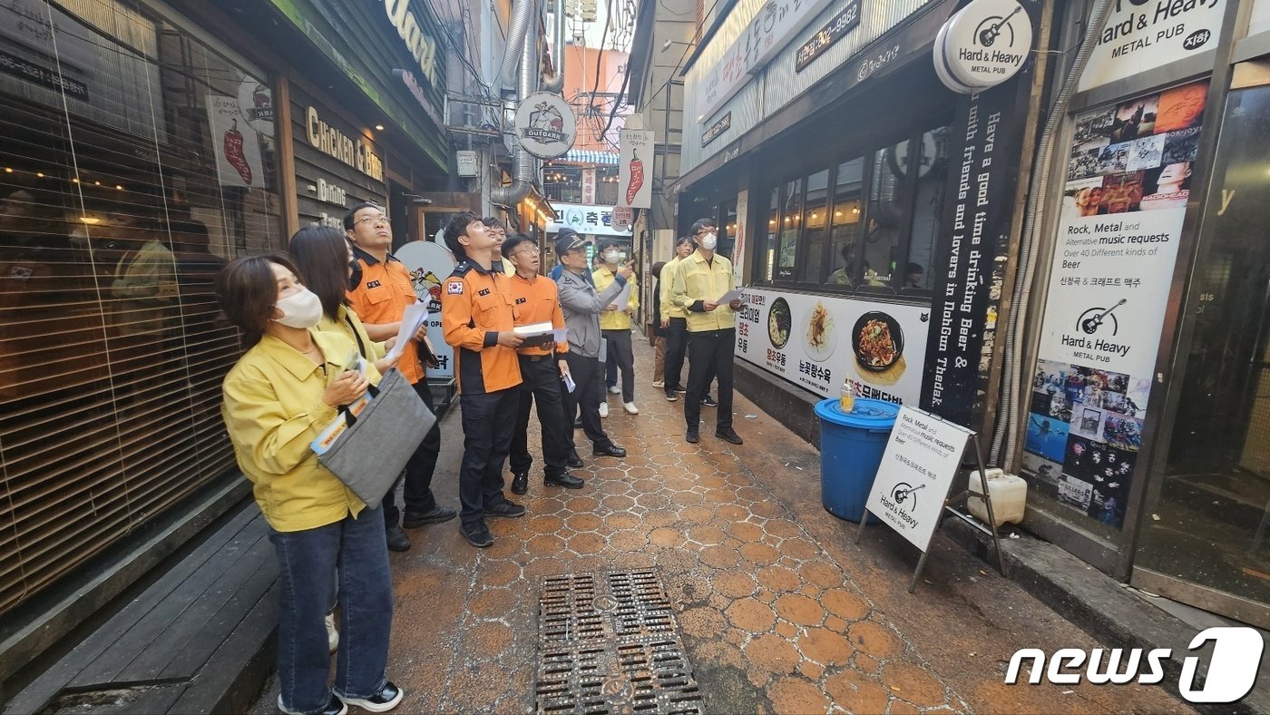 부산 부산진구청 직원들이 핼러윈 주말을 앞두고 서면 번화가를 점검하고 있다.&#40;부산진구 제공&#41;