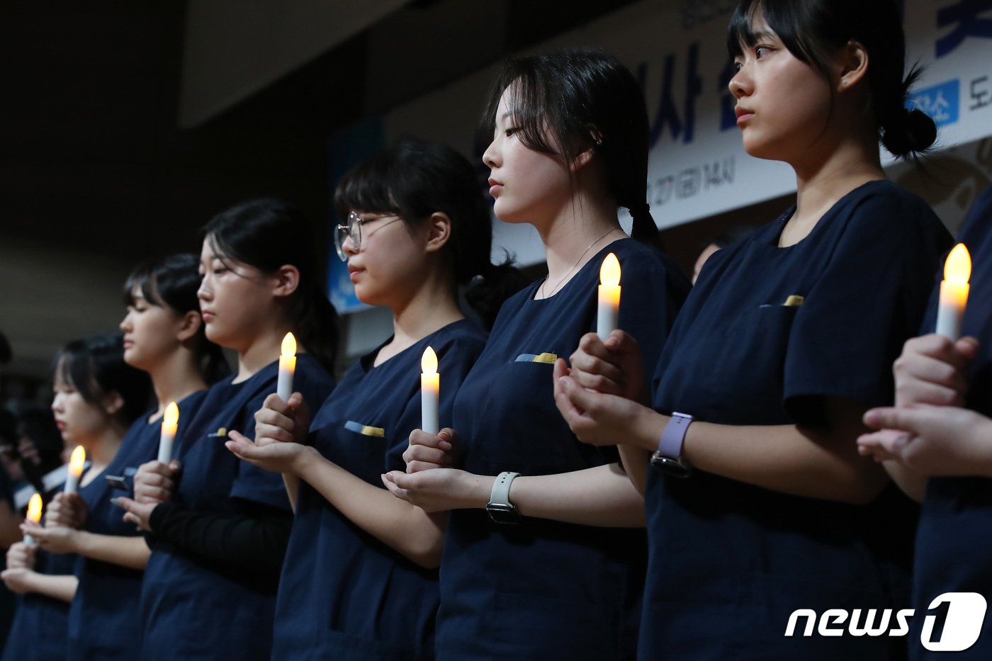본문 이미지 - 27일 대구 영진전문대 도서관 시청각실에서 열린 '제1회 동물보건사 선서식'에 참여한 동물보건과 학생들이 LED 촛불을 들고 동물을 위해 헌신할 것과 동물보건전문직에 최선을 다할 것을 선서하고 있다. 2023.10.27/뉴스1 ⓒ News1 공정식 기자