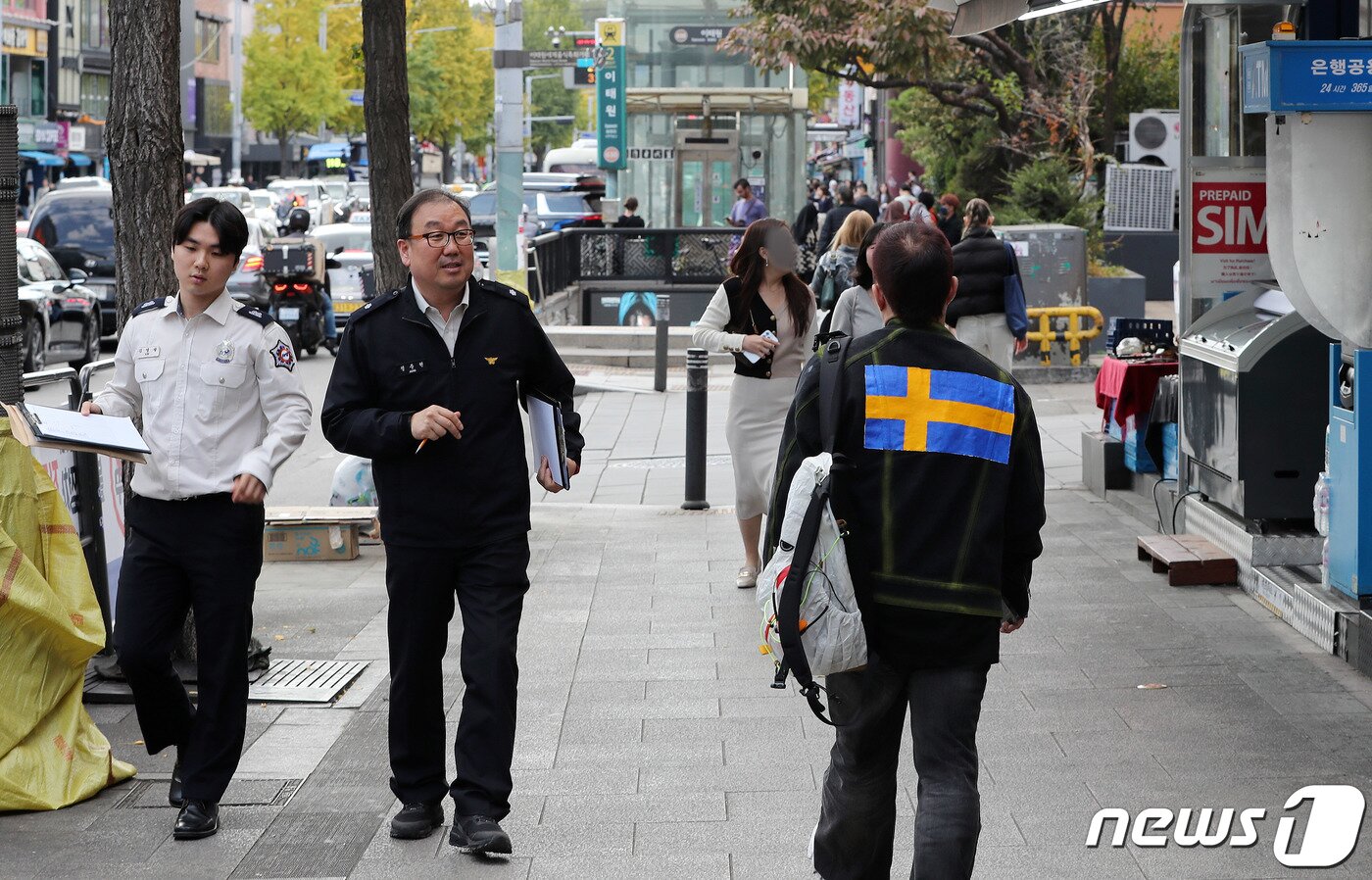 본문 이미지 - 핼러윈 데이를 앞둔 27일 오후 서울 용산구 이태원거리에서 소방 관계자들이 순찰 근무를 하고 있다. 2023.10.27./뉴스1 ⓒ News1 박세연 기자