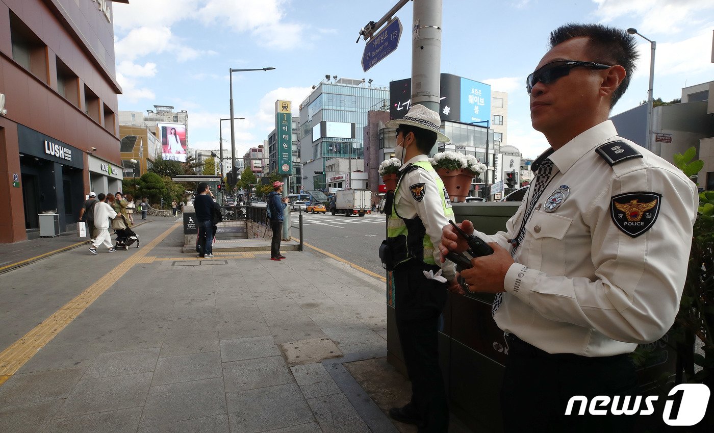 본문 이미지 - 핼러윈 데이를 앞둔 27일 오후 서울 용산구 이태원거리에서 경찰이 근무를 하고 있다.  2023.10.27/뉴스1 ⓒ News1 박세연 기자