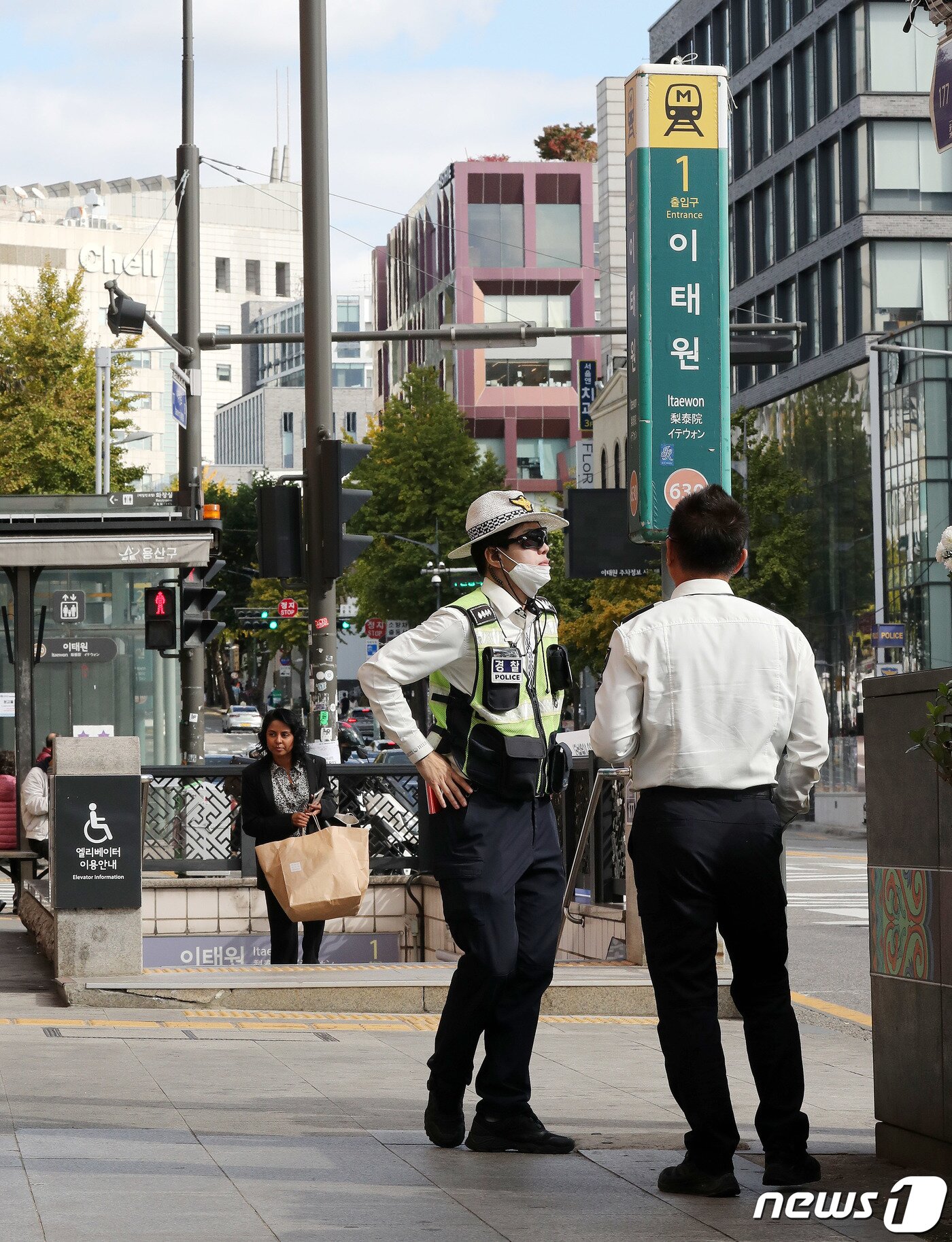 본문 이미지 - 핼러윈 데이를 앞둔 27일 오후 서울 용산구 이태원거리에서 경찰이 근무를 하고 있다.  2023.10.27/뉴스1 ⓒ News1 박세연 기자
