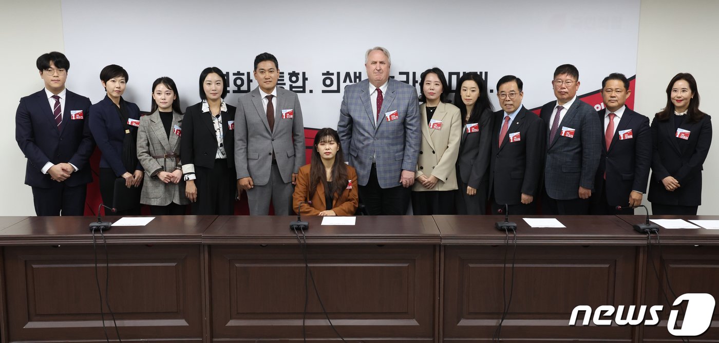 본문 이미지 - 인요한 국민의힘 혁신위원장과 위원들이 27일 오후 서울 여의도 국민의힘 당사에서 열린 제1차 혁신위원회 전체회의에서 기념촬영을 하고 있다. 2023.10.27/뉴스1 ⓒ News1 송원영 기자