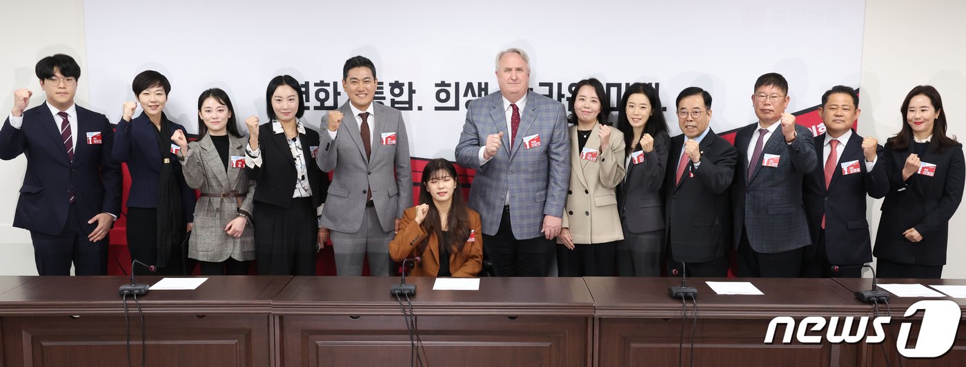 본문 이미지 - 인요한 국민의힘 혁신위원장과 위원들이 27일 오후 서울 여의도 국민의힘 당사에서 열린 제1차 혁신위원회 전체회의에서 기념촬영을 하고 있다. 2023.10.27/뉴스1 ⓒ News1 송원영 기자