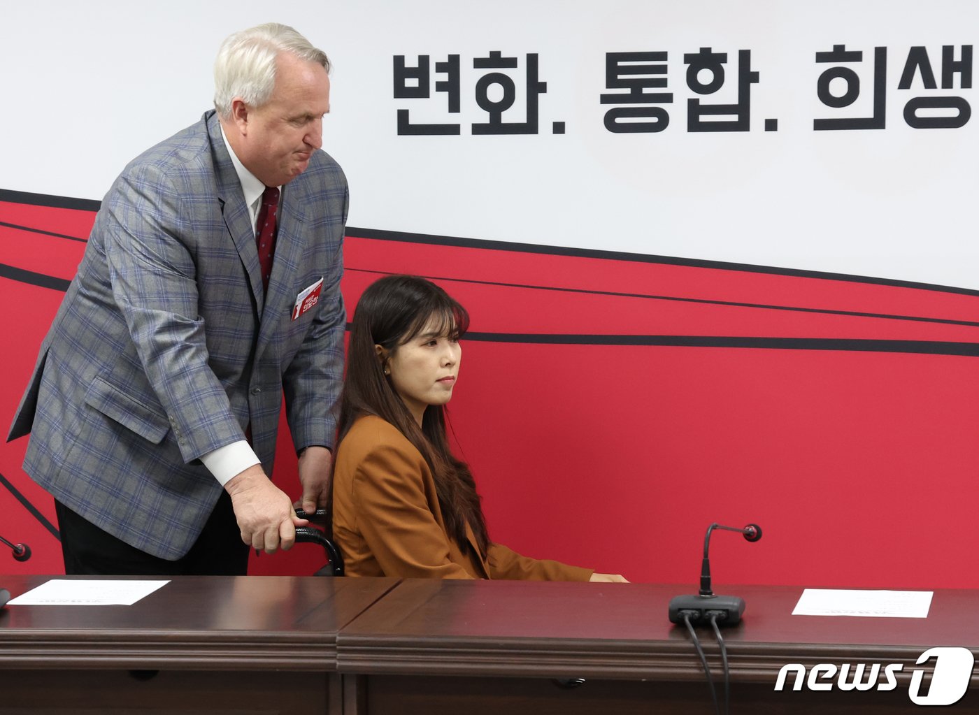 본문 이미지 - 인요한 국민의힘 혁신위원장이 27일 오후 서울 여의도 국민의힘 당사에서 열린 제1차 혁신위원회 전체회의에 이소희 혁신위원의 휠체어를 밀며 입장하고 있다. 2023.10.27/뉴스1 ⓒ News1 송원영 기자