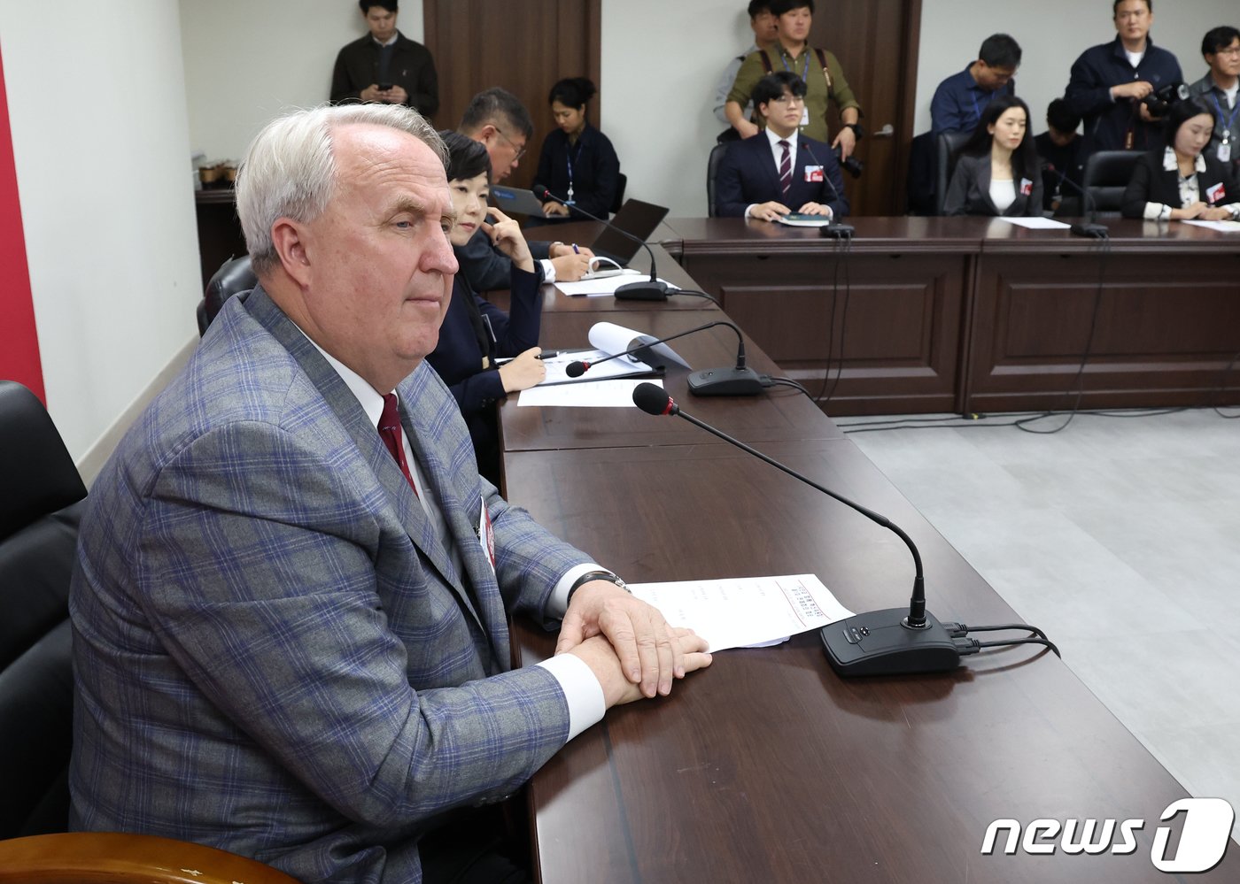 본문 이미지 - 인요한 국민의힘 혁신위원장이 27일 오후 서울 여의도 국민의힘 당사에서 열린 제1차 혁신위원회 전체회의에서 혁신위원들의 발언을 듣고 있다. 2023.10.27/뉴스1 ⓒ News1 송원영 기자