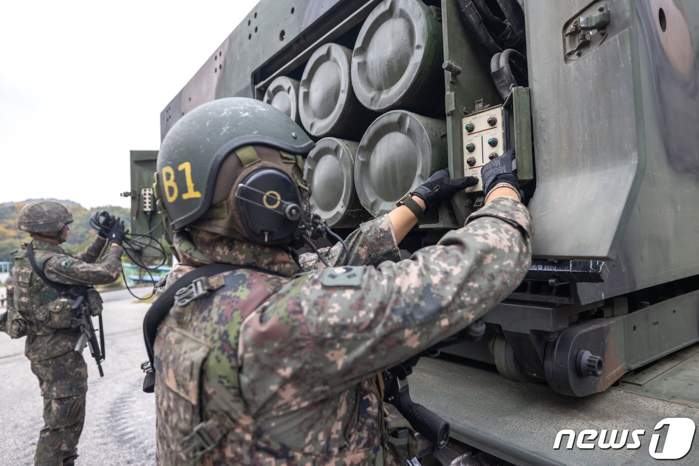 본문 이미지 - 육군 1포병여단 청풍대대 장병이 MLRS탄을 재장전후 점검하고 있다. 2023.10.27 ⓒ 뉴스1