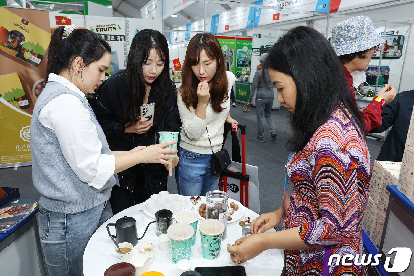 본문 이미지 - 제21회 전주국제발효식품엑스포를 찾은 방문객들이 발효식품 시식 행사에 참여하고 있다.(전북바이오융합산업진흥원 제공)2023.10.27./뉴스1