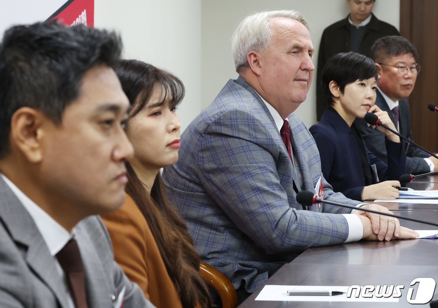 본문 이미지 - 인요한 국민의힘 혁신위원장이 27일 오후 서울 여의도 국민의힘 당사에서 열린 제1차 혁신위원회 전체회의에서 혁신위원들의 발언을 듣고 있다. 2023.10.27/뉴스1 ⓒ News1 송원영 기자
