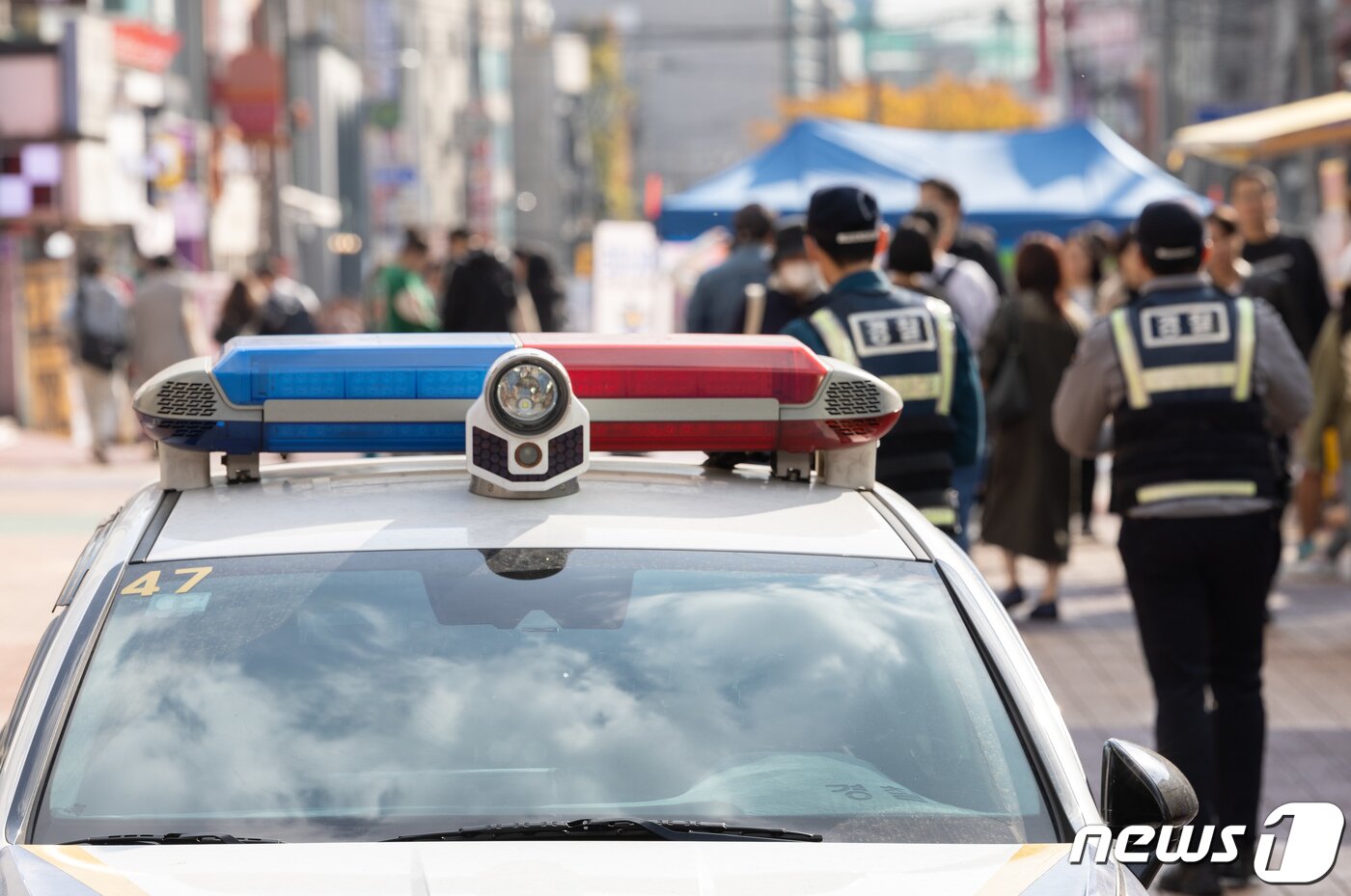 본문 이미지 - 핼러윈 데이를 앞둔 27일 오후 서울 마포구 홍대거리에서 경찰관들이 근무를 하고 있다. 2023.10.27./뉴스1 ⓒ News1 이재명 기자