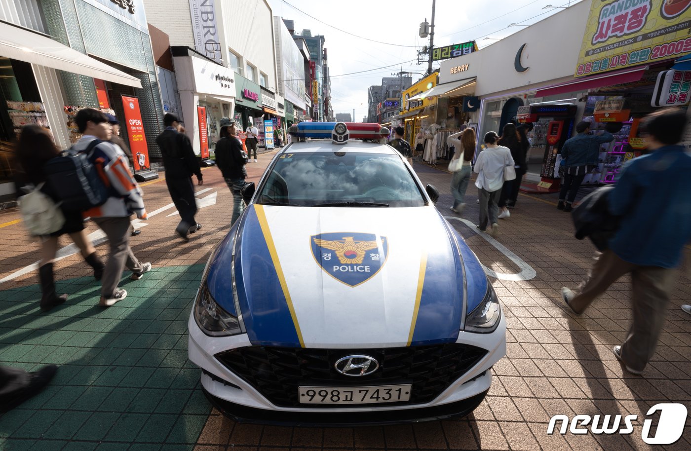 본문 이미지 - 핼러윈 데이를 앞둔 27일 오후 서울 마포구 홍대거리에서 경찰관들이 근무를 하고 있다. 2023.10.27./뉴스1 ⓒ News1 이재명 기자