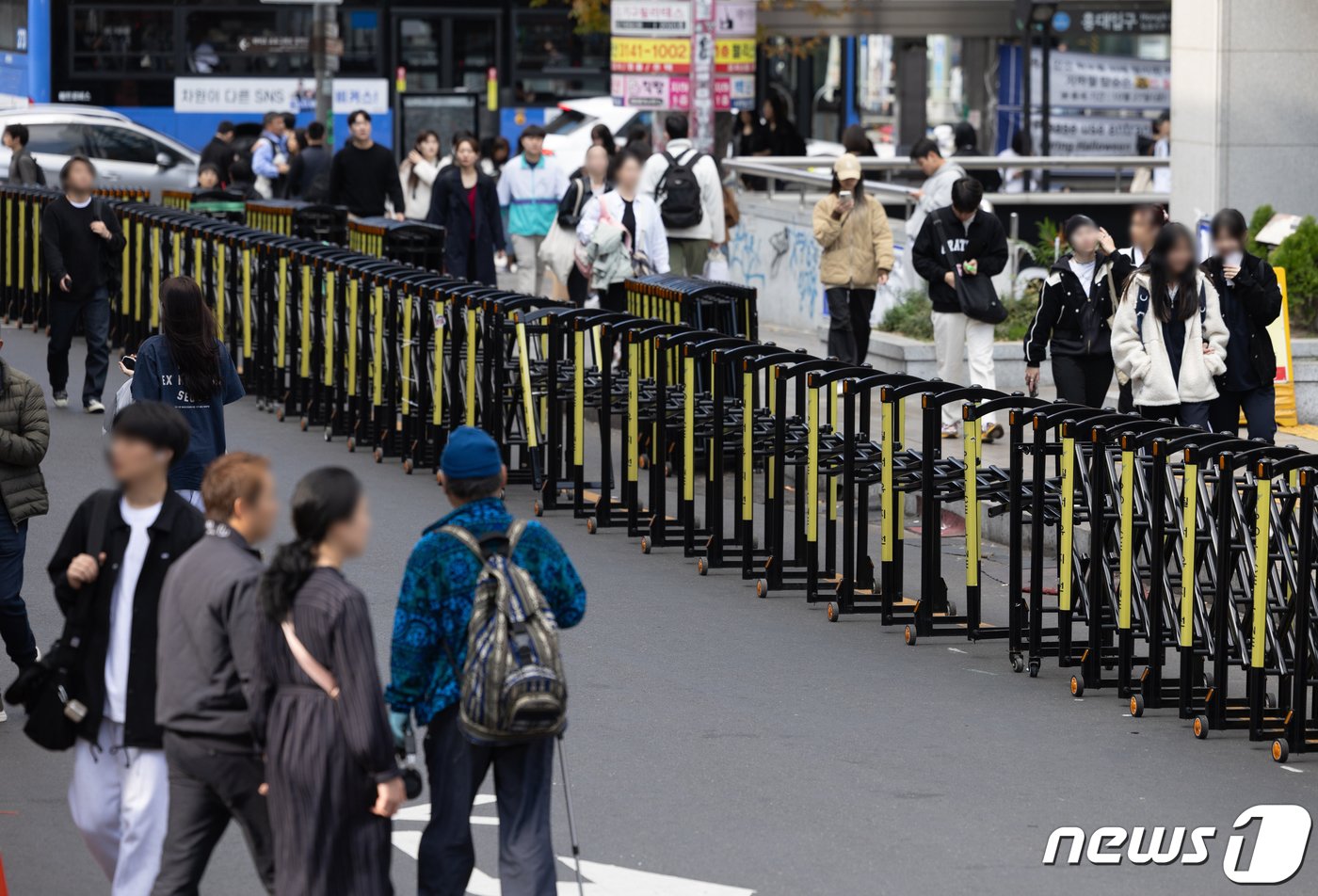 핼러윈 데이를 앞둔 27일 오후 서울 마포구 홍대거리에 통행로 확보를 위한 펜스가 설치돼 있다. 정부는 핼러윈 기간 인파 밀집 위험도가 높을 것으로 예상되는 서울 이태원과 홍대, 명동, 대구 동성로 등 4곳을 집중적으로 관리하기로 했다. 특히 31일 핼러윈 데이에 앞선 주말인 28~29일에 주요 번화가에 인파가 몰릴 것으로 관측돼 용산구 등 서울 자치구들이 선제 대응에 나섰다. 2023.10.27./뉴스1 ⓒ News1 이재명 기자