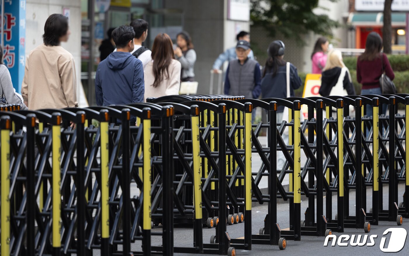 본문 이미지 - 핼러윈 데이를 앞둔 27일 오후 서울 마포구 홍대거리에 통행로 확보를 위한 펜스가 설치돼 있다.  2023.10.27./뉴스1 ⓒ News1 이재명 기자