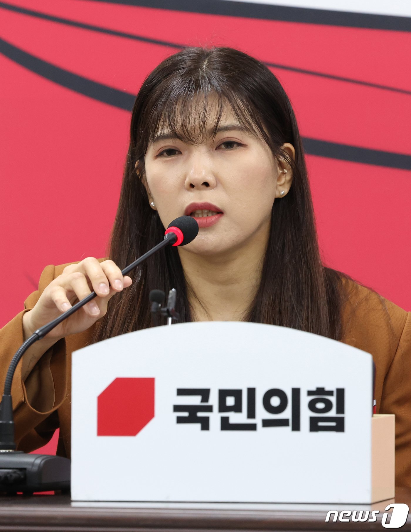 본문 이미지 - 세종시의원인 이소희 국민의힘 혁신위원이 27일 오후 서울 여의도 국민의힘 당사에서 열린 제1차 혁신위원회 전체회의에서 발언을 하고 있다. 2023.10.27/뉴스1 ⓒ News1 송원영 기자
