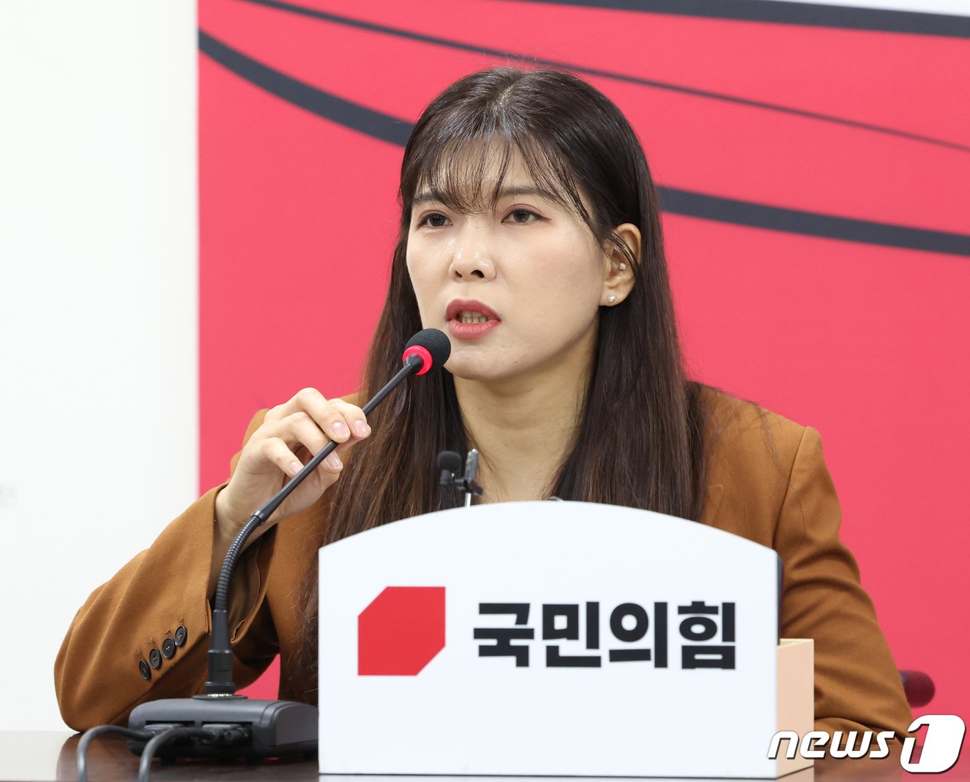 본문 이미지 - 세종시의원인 이소희 국민의힘 혁신위원이 27일 오후 서울 여의도 국민의힘 당사에서 열린 제1차 혁신위원회 전체회의에서 발언을 하고 있다. 2023.10.27/뉴스1 ⓒ News1 송원영 기자