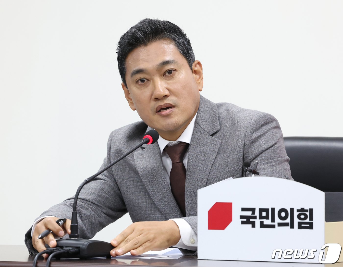 본문 이미지 - 서울 광진을 당협위원장인 오신환 국민의힘 혁신위원이 27일 오후 서울 여의도 국민의힘 당사에서 열린 제1차 혁신위원회 전체회의에서 발언을 하고 있다. 2023.10.27/뉴스1 ⓒ News1 송원영 기자