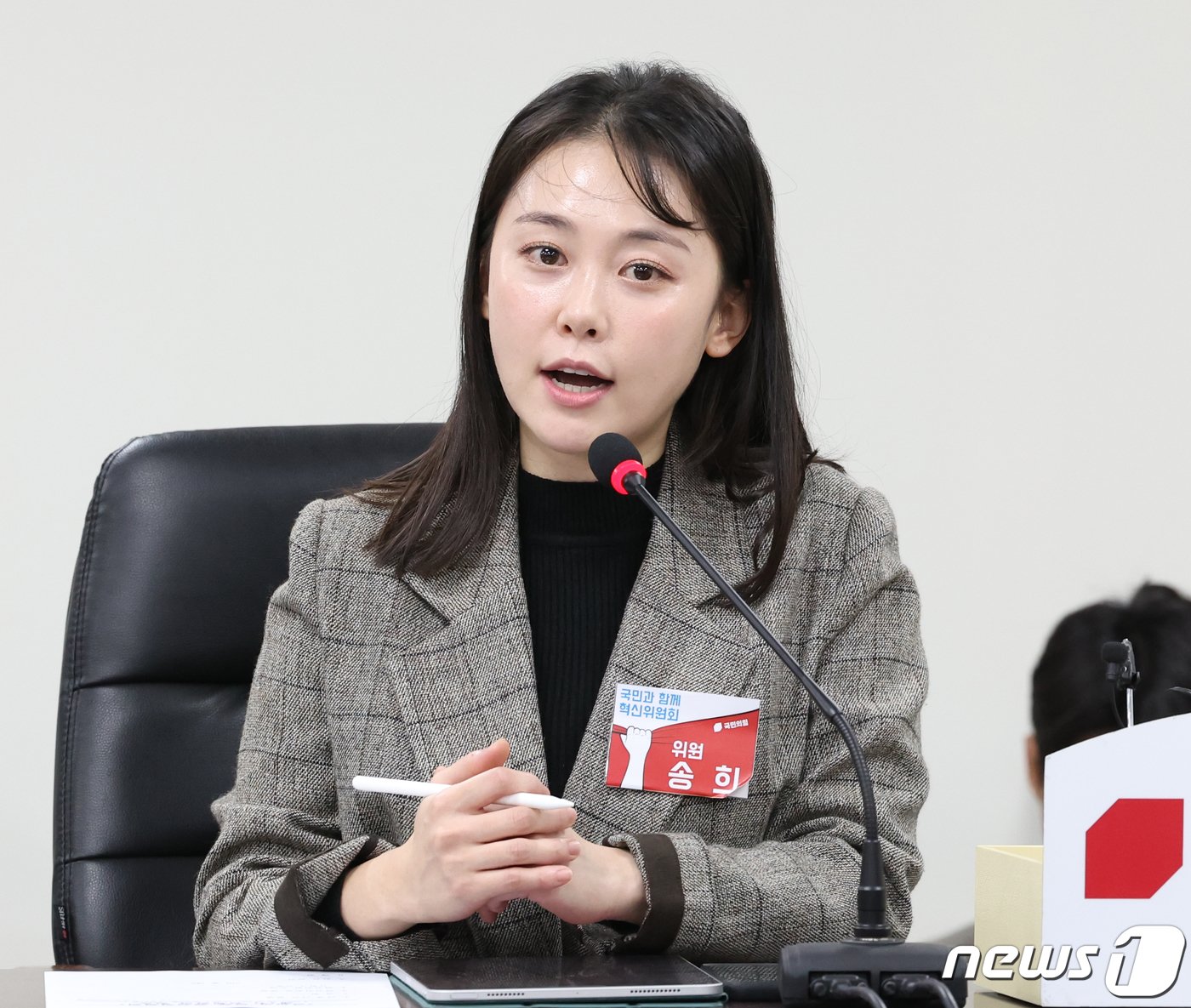 본문 이미지 - 전 대구 MBC 앵커인 송희 국민의힘 혁신위원이 27일 오후 서울 여의도 국민의힘 당사에서 열린 제1차 혁신위원회 전체회의에서 발언을 하고 있다. 2023.10.27/뉴스1 ⓒ News1 송원영 기자