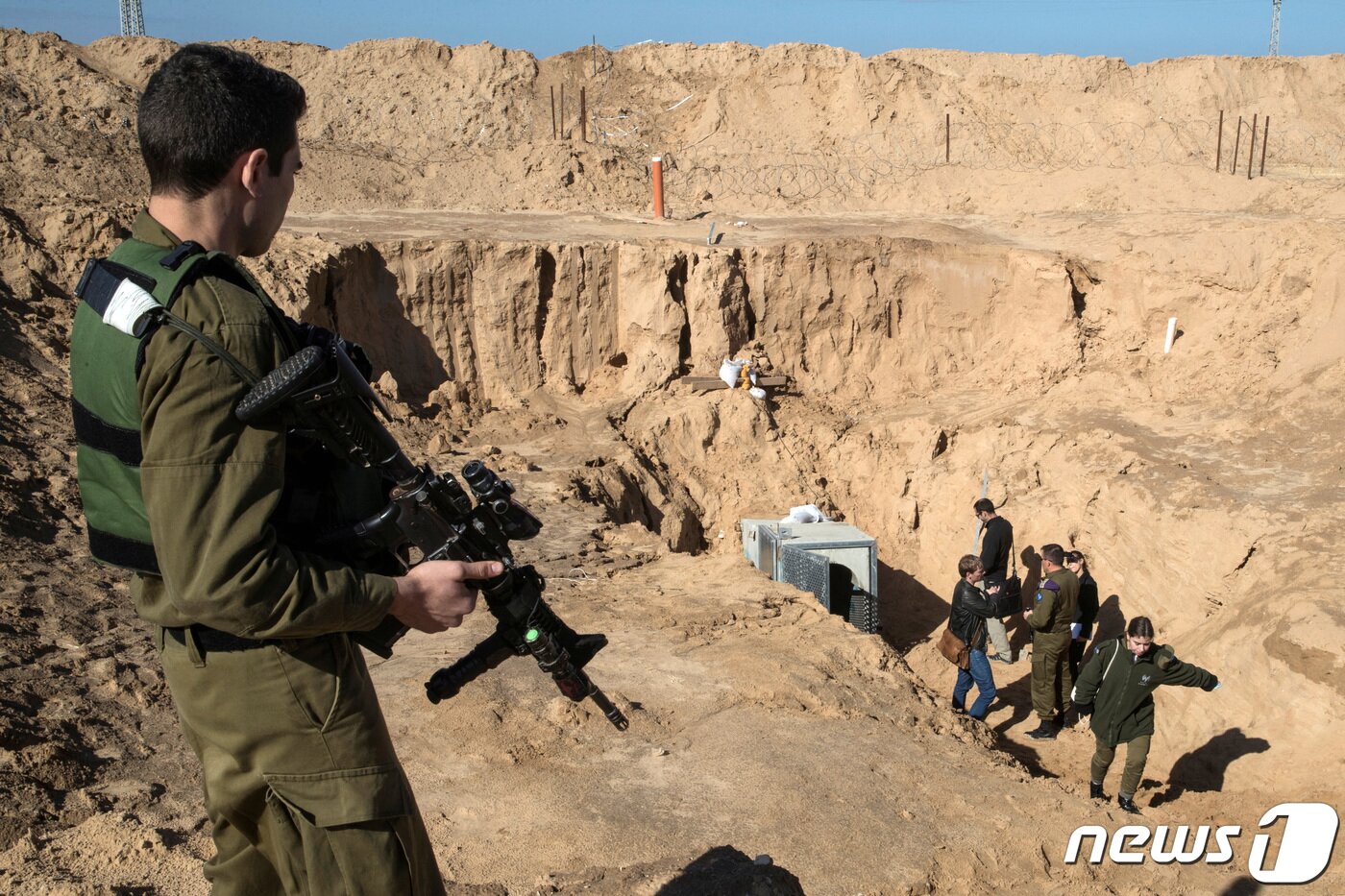 본문 이미지 - 2018년 1월 이스라엘 남부 키수핌에서 팔레스타인 무장정파 하마스의 땅굴이 발견돼 이스라엘군 장병이 경계 작전에 들어간 모습이다. 2018.1.18. ⓒ 로이터=뉴스1 ⓒ News1 김성식 기자