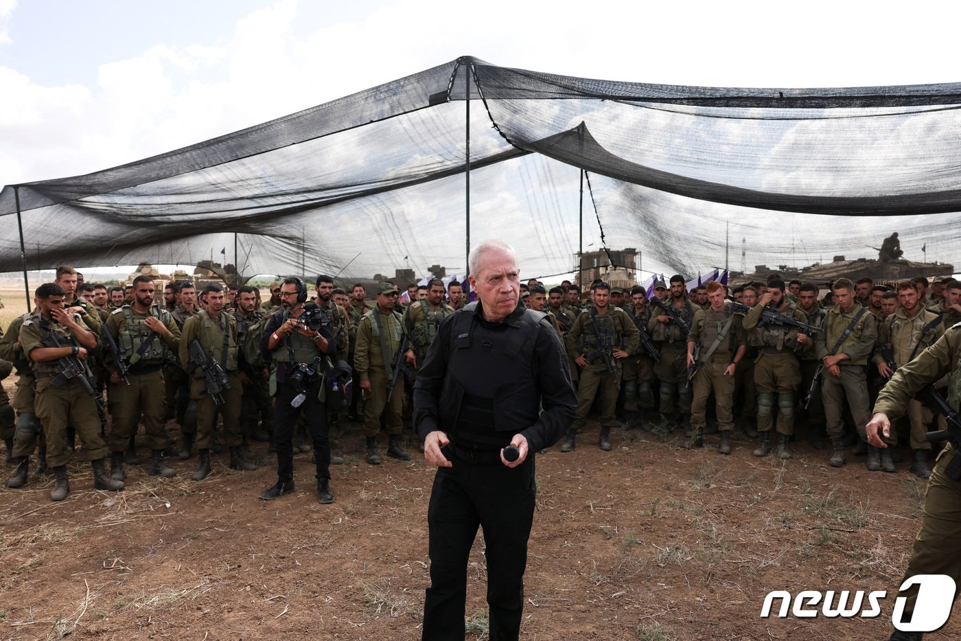 본문 이미지 - 19일(현지시간) 요아브 갈란트 이스라엘 국방장관이 이스라엘 군인들을 만나 이야기를 하고있다. 2023.10.27 ⓒ 로이터=뉴스1 ⓒ News1 정지윤 기자