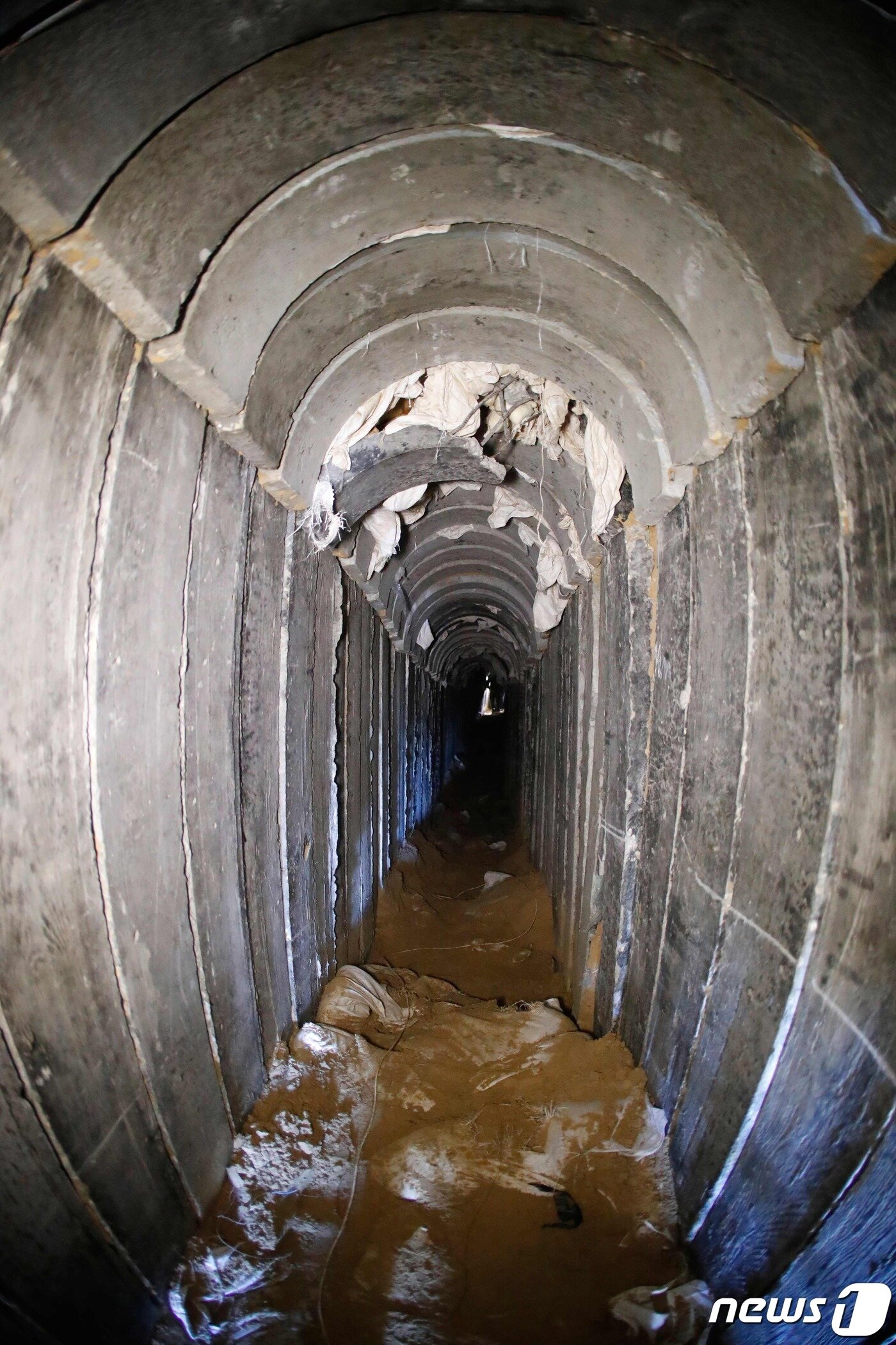 본문 이미지 - 2018년 1월18일 이스라엘과 가자지구를 잇는 땅굴이 발견돼 일반에 공개됐다. 사진은 발견 당시 이스라엘 쪽 땅굴 내부의 모습. 2018.01.18 ⓒ AFP=뉴스1 ⓒ News1 정지윤 기자